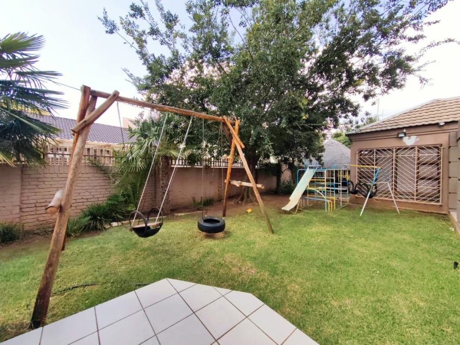 5 Bedroom Property for Sale in Van Der Hoff Park North West